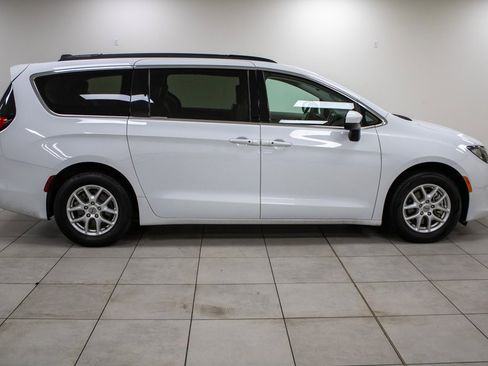 Used 2021 Chrysler Voyager Lxi image 4