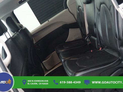 Used 2017 Chrysler Pacifica Limited w/ Advanced Safetytec Group FWD image 14