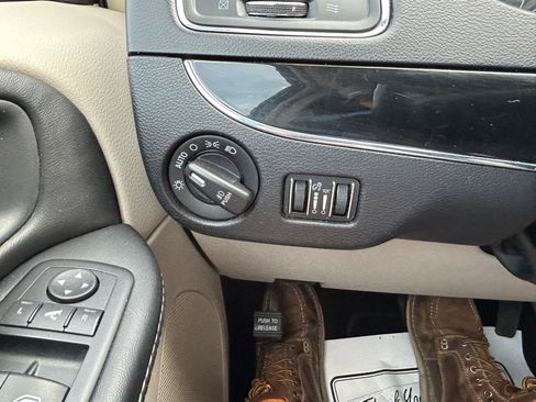 Used 2014 Chrysler Town & Country Touring-L FWD image 26