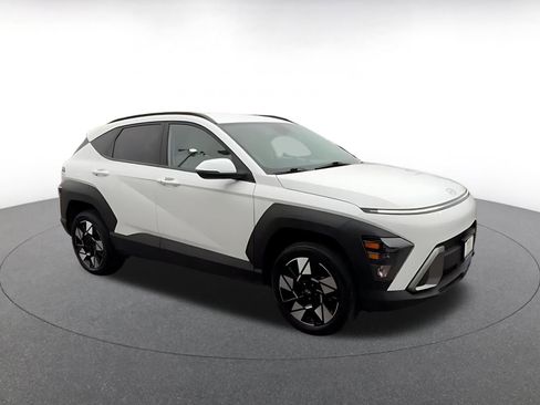 Used 2025 Hyundai Kona SEL image 2