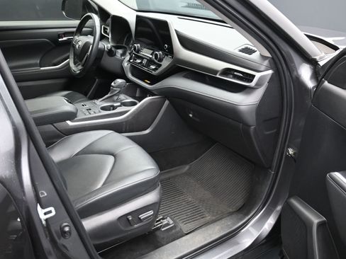 Used 2023 Toyota Highlander XLE image 11