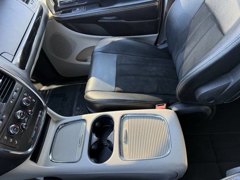 Used 2019 Dodge Grand Caravan SXT image 22