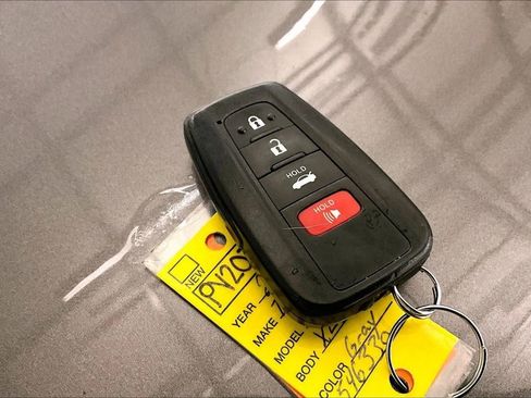 Used 2020 Toyota Camry XLE w/ Sunroof Package image 10