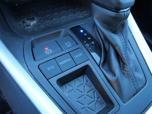 Certified 2020 Toyota RAV4 LE image 33