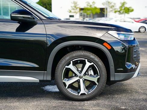 Used 2025 Volkswagen Tiguan SE w/ Panoramic Sunroof Package image 42