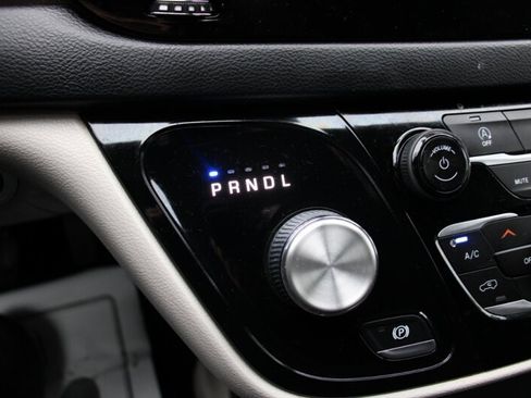 Used 2020 Chrysler Voyager Lxi image 8