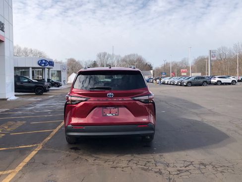 Certified 2025 Toyota Sienna XLE image 6