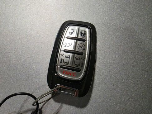 Used 2024 Chrysler Pacifica Touring-L FWD image 10