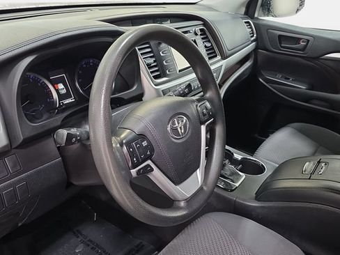 Used 2019 Toyota Highlander LE AWD/4WD image 14