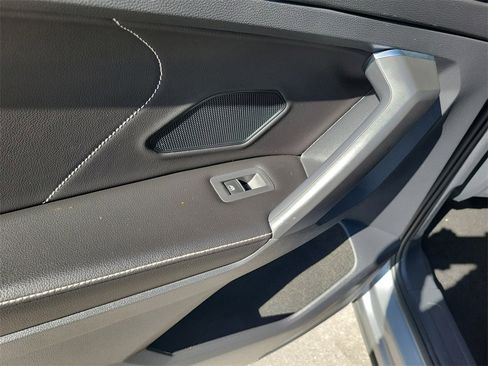 Used 2023 Volkswagen Tiguan SE image 12