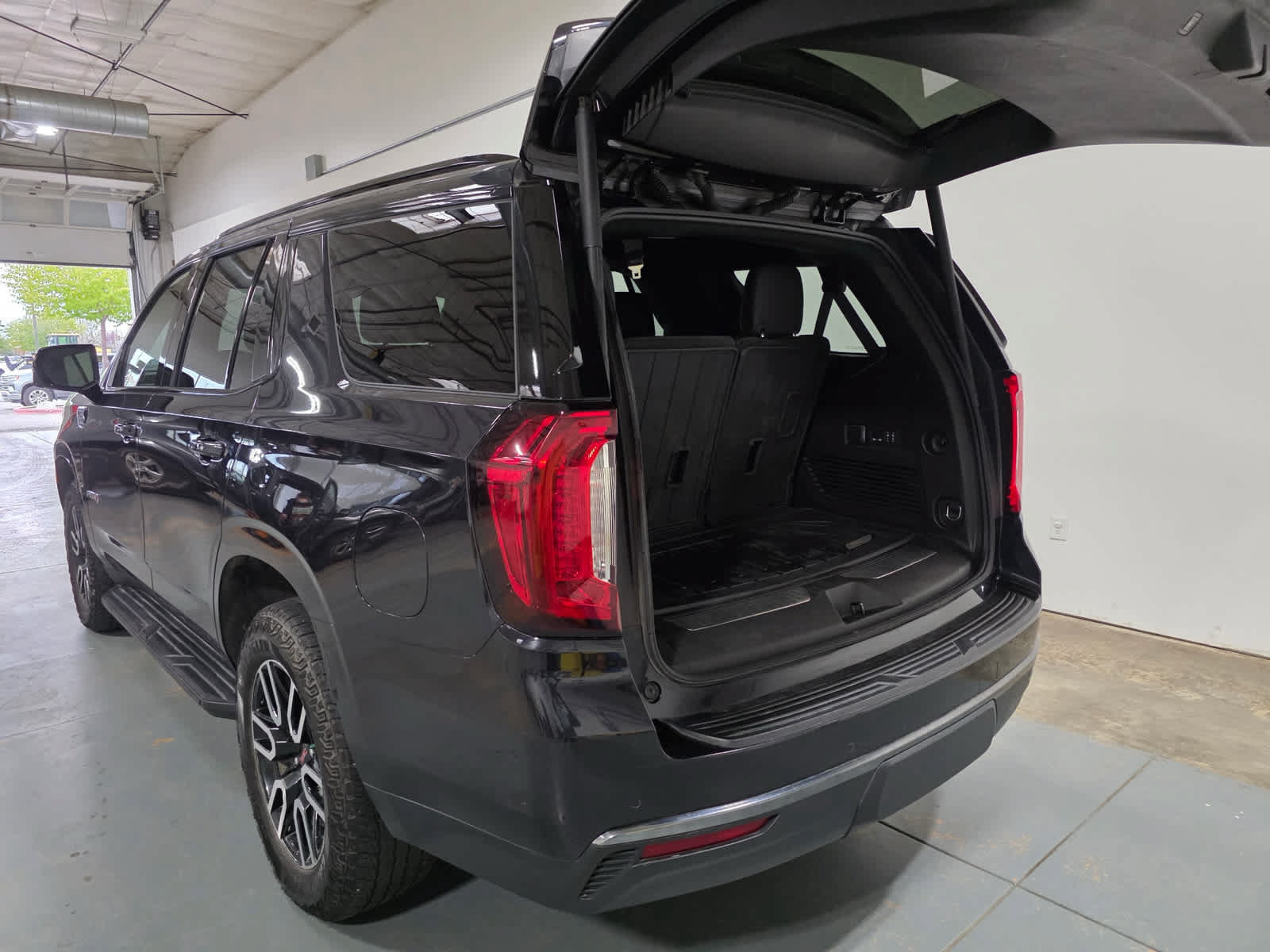 Used 2024 GMC Yukon AT4 AWD/4WD image 4