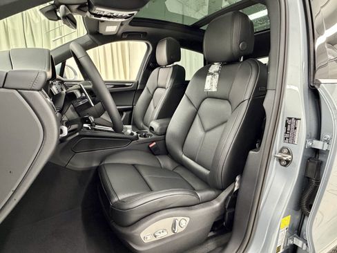Certified 2026 Porsche Macan AWD/4WD image 32