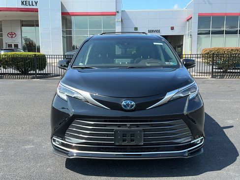 Certified 2023 Toyota Sienna Platinum AWD/4WD image 2