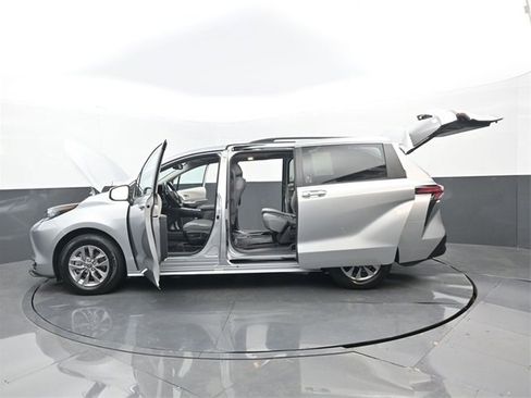Used 2022 Toyota Sienna XLE image 36