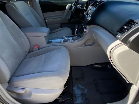 Used 2012 Toyota Highlander FWD w/ Tech Pkg image 10