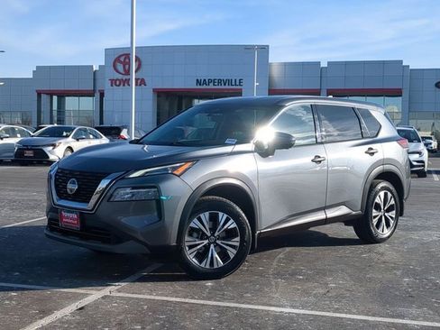 Used 2021 Nissan Rogue SV image 2
