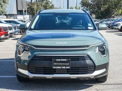 Certified 2025 Kia Niro EX FWD image 3