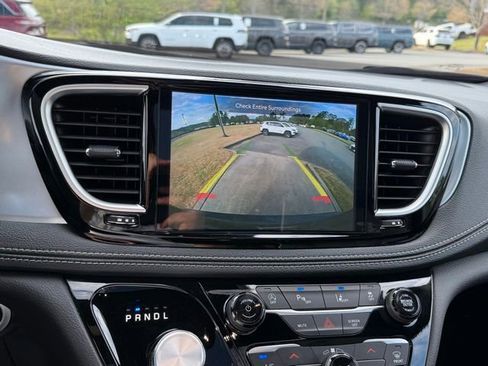 Used 2025 Chrysler Pacifica Limited image 19