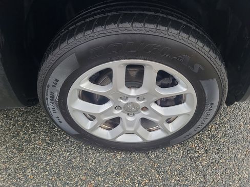 Used 2018 Jeep Renegade Latitude w/ Cold Weather Group image 23