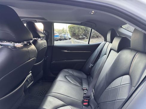 Used 2018 Toyota Camry XLE image 12