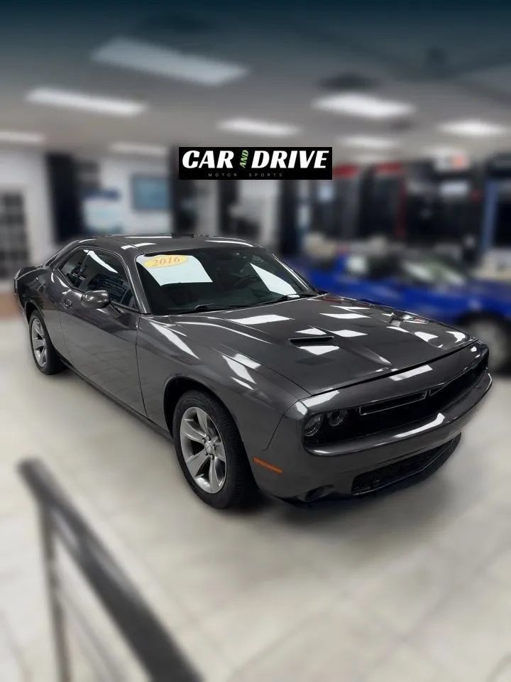 Used 2016 Dodge Challenger SXT RWD image 3
