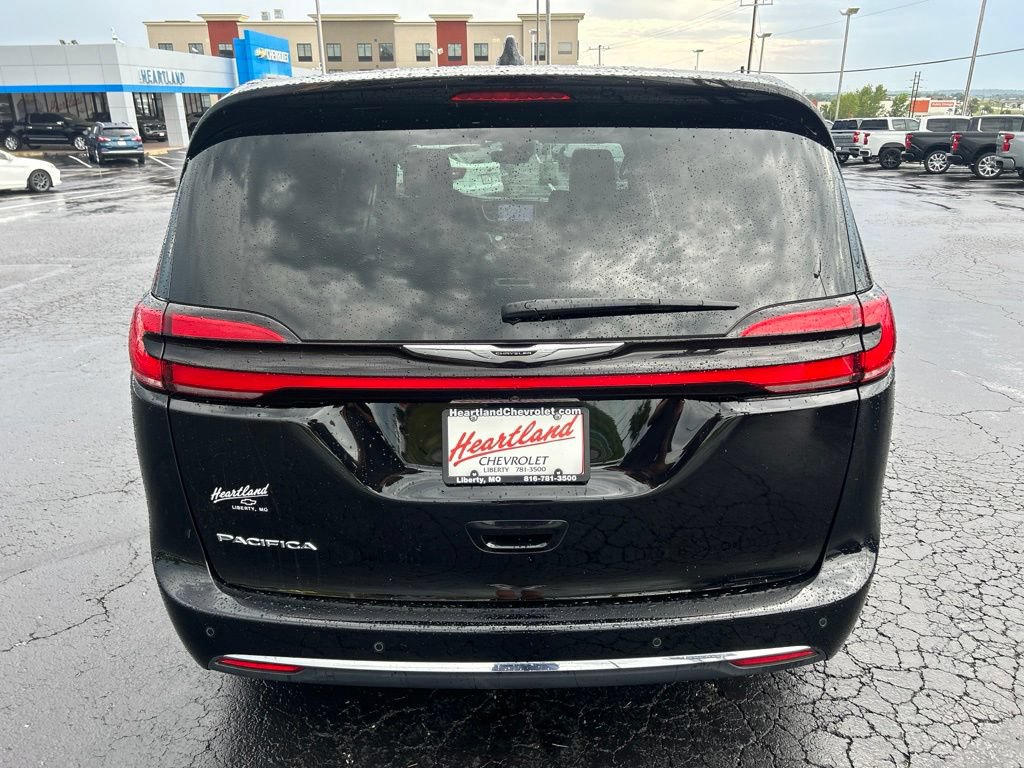 Used 2025 Chrysler Pacifica Select FWD image 6