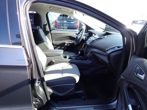 Used 2017 Ford Escape SE image 9