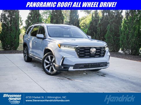 Used 2025 Honda Pilot Touring image 1