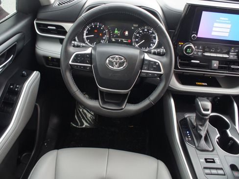 Used 2024 Toyota Highlander XLE image 5