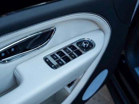 Used 2023 Bentley Bentayga Extended Wheelbase image 15