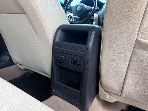 Used 2011 Volkswagen Jetta SE FWD image 29