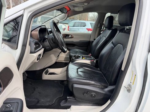 Used 2018 Chrysler Pacifica Touring-L image 9
