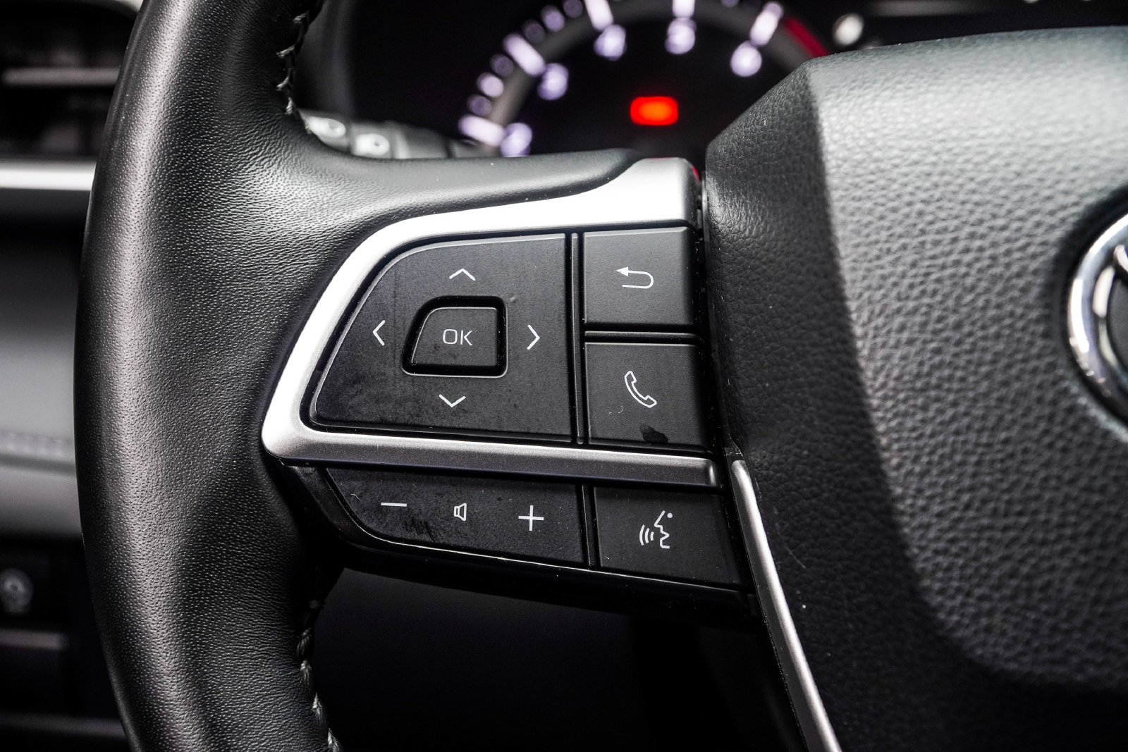 Used 2025 Toyota Highlander LE FWD image 30