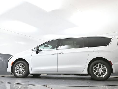 New 2027 Chrysler Pacifica Select FWD image 43