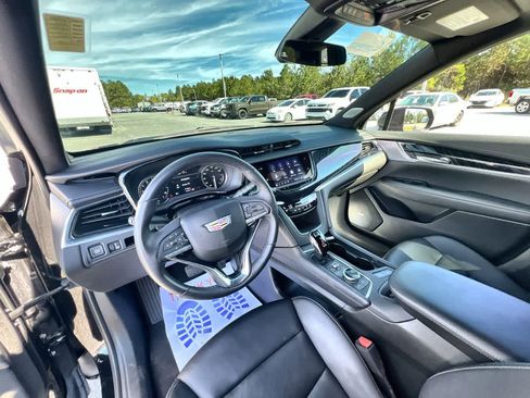Used 2025 Cadillac XT6 Premium Luxury image 10
