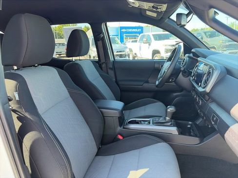 Used 2022 Toyota Tacoma TRD Off-Road w/ Technology Package AWD/4WD image 12