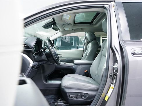 Used 2023 Toyota Sienna XLE image 13