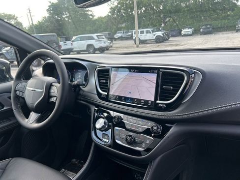 New 2025 Chrysler Pacifica Limited image 25