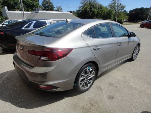 Used 2020 Hyundai Elantra Limited w/ Cargo Package (C1) FWD image 4