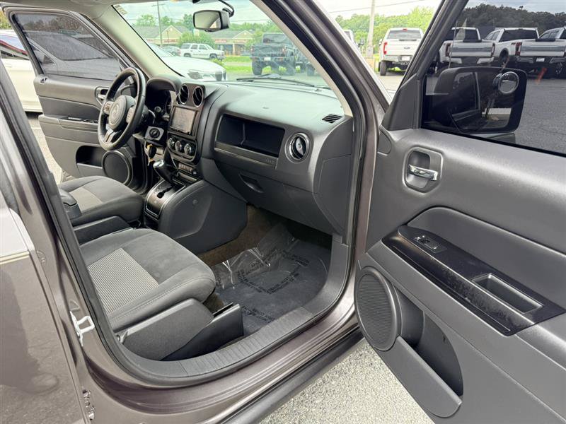Used 2016 Jeep Patriot Latitude FWD image 10