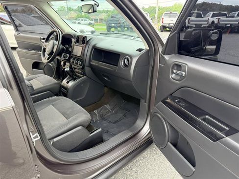 Used 2016 Jeep Patriot Latitude FWD image 10