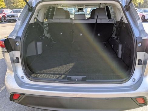 Used 2023 Toyota Highlander LE image 34