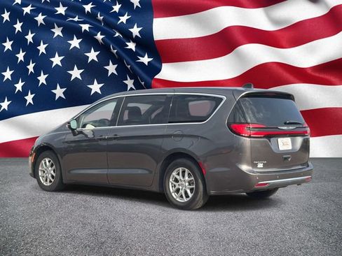 Used 2023 Chrysler Pacifica Touring-L FWD image 10
