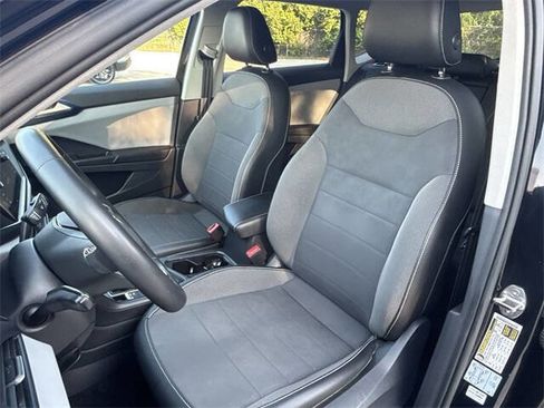 Used 2022 Volkswagen Taos SE w/ Panoramic Sunroof Package image 10