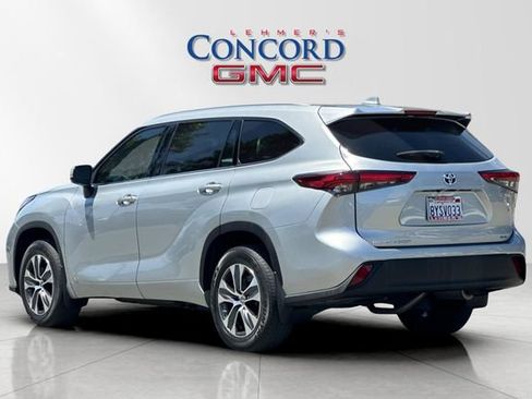 Used 2022 Toyota Highlander XLE AWD/4WD image 6