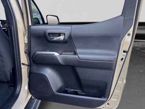 Used 2020 Toyota Tacoma TRD Sport AWD/4WD image 37