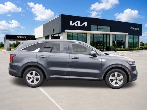 Used 2023 Kia Sorento LX FWD image 4