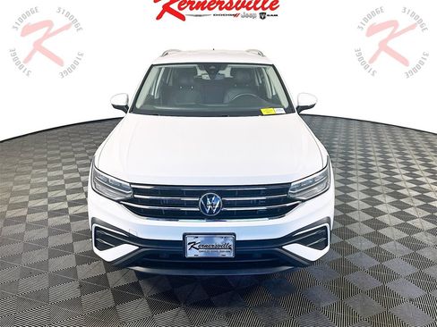 Used 2022 Volkswagen Tiguan SE image 2
