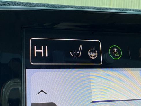 Used 2024 Chrysler Pacifica Touring-L image 9