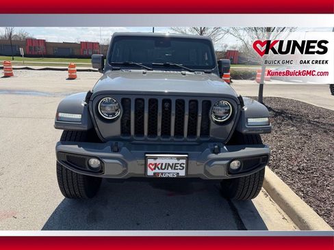 Used 2022 Jeep Wrangler Unlimited Sahara image 3